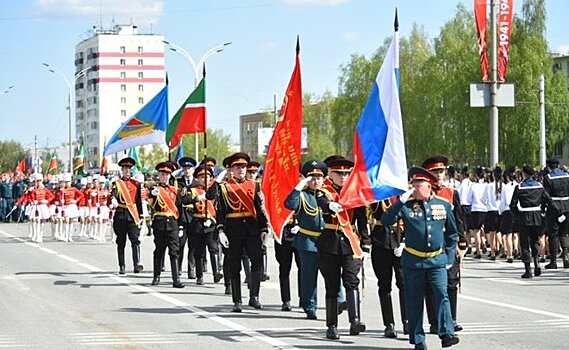 В Набережных Челнах парад Победы впервые прошел в сопровождении живого оркестра