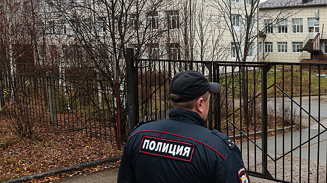 Подросток подрался с учителем в российской школе и попал на видео