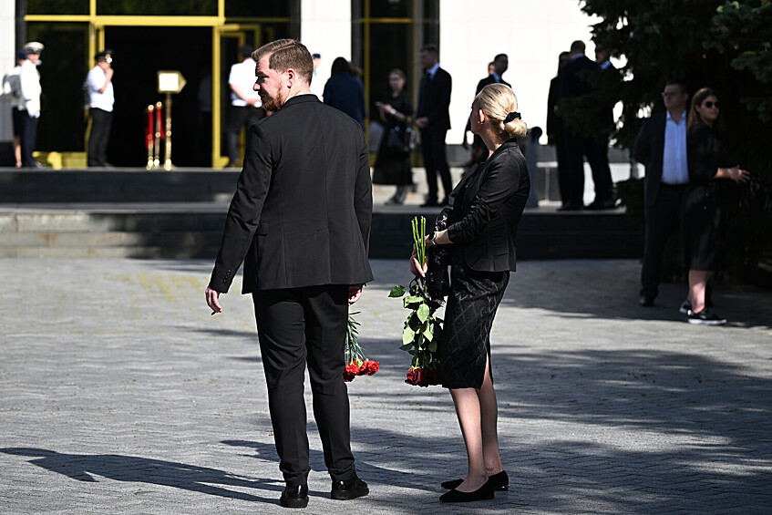 Гости перед началом церемонии прощания с бывшим министром транспорта Романом Старовойтом в ЦКБ, Москва, 10 июля 2025 года