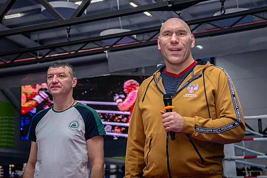 Боксеры Валуев и Макаренко провели тренировку для спортсменов в ЯНАО