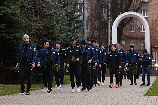Игроки и тренеры «Металлурга» посетили мемориал «Локомотива» и почтили память погибших в авиакатастрофе