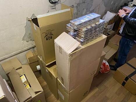 ​У свердловского бизнесмена, бесплатно раздававшего продукты, нашли склад со шкаликами и палеными сигаретами