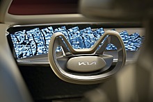 Появились фотографии автомобиля Kia с новым логотипом