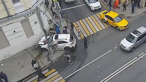 Следователем московской полиции возбуждено уголовное дело после ДТП с тремя пострадавшими в центре столицы