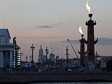 В Петербурге зажигают Ростральные колонны в честь Дня защитника Отечества