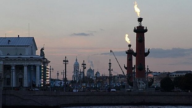 В Петербурге зажигают Ростральные колонны в честь Дня защитника Отечества