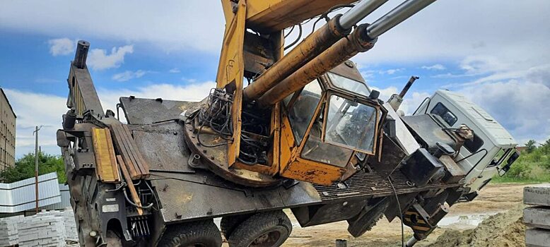 Автомобильный кран при падении оторвал руку каменщика под Саратовом