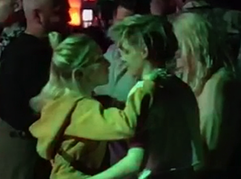 Кристен Стюарт застали за поцелуями с новой девушкой (ФОТО)