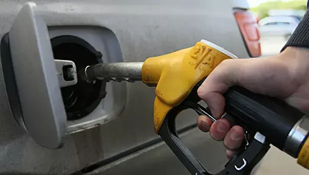 Украинцы попросили Зеленского снизить цены на бензин