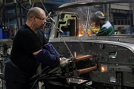 Власти назвали временной мерой выпуск устаревших машин в России