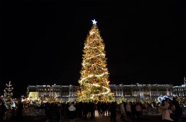 Более 60 тысяч новогодних открыток разлетелись по России с главной площади Петербурга