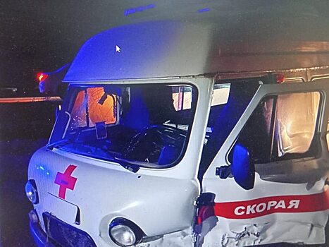 В ночном ДТП под Саратовом пострадали фельдшер и водитель «скорой»