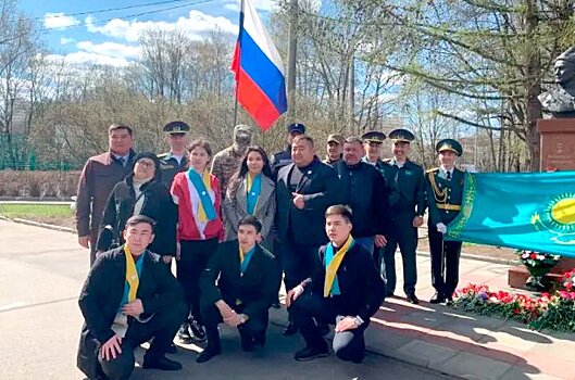 Казахстанские дипломаты посетили зеленоградскую школу им. Б.Момышулы
