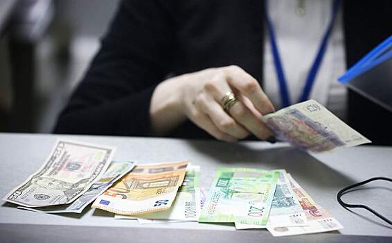 ЦБ разрешил банкам продавать валюту россиянам