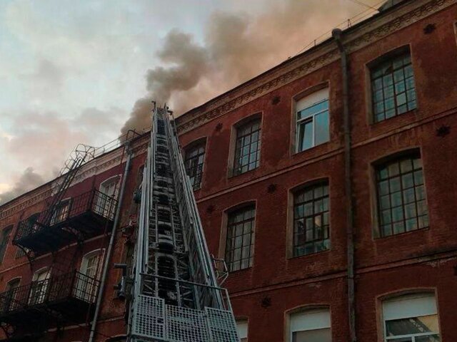 Пожар на площади 6 тыс. кв м произошел в здании бывшей фабрики в Ногинске