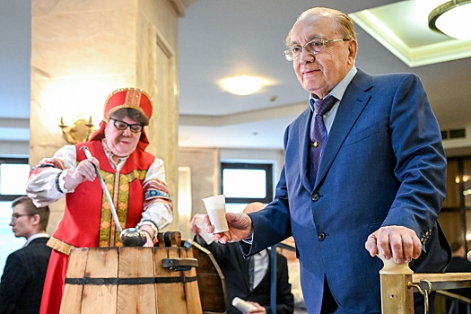 Ректор МГУ Виктор Садовничий угостил медовухой накануне Дня студента