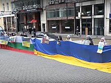 В Болгарии протестующие заблокировали храм с российскими митрополитом и послом