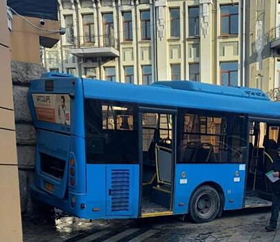 В результате ДТП с автобусом в Алтайском крае пострадала гражданка Казахстана