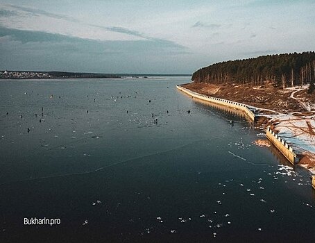 Тонкий лёд: жители Ижевска рискуют, выходя на лёд пруда ради красивых фото