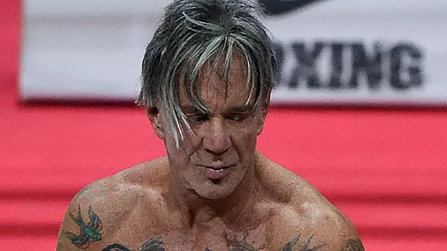 Микки Рурк требует 200 тысяч в день, пока фанаты собирают ему на аренду