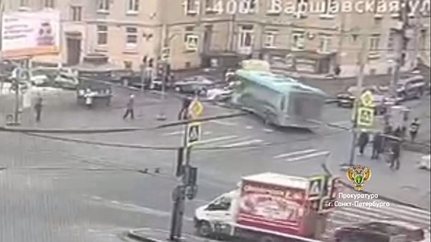 В Петербурге автобус въехал в остановку, погиб человек