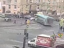 В Петербурге автобус въехал в остановку, погиб человек