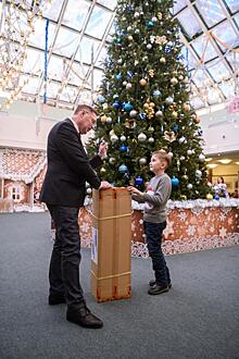 Свердловский губернатор исполнил мечту ребенка, оставившего послание на «Елке желаний»