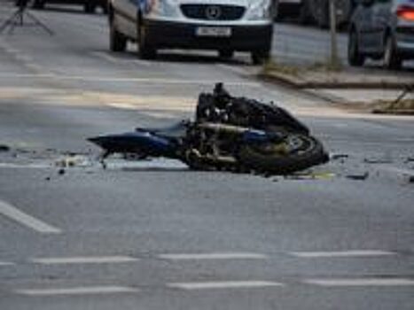 В Санкт-Галлене разбился байкер при столкновении с грузовиком