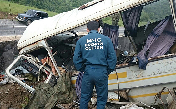 Автобус с российскими офицерами сорвался в пропасть в Южной Осетии