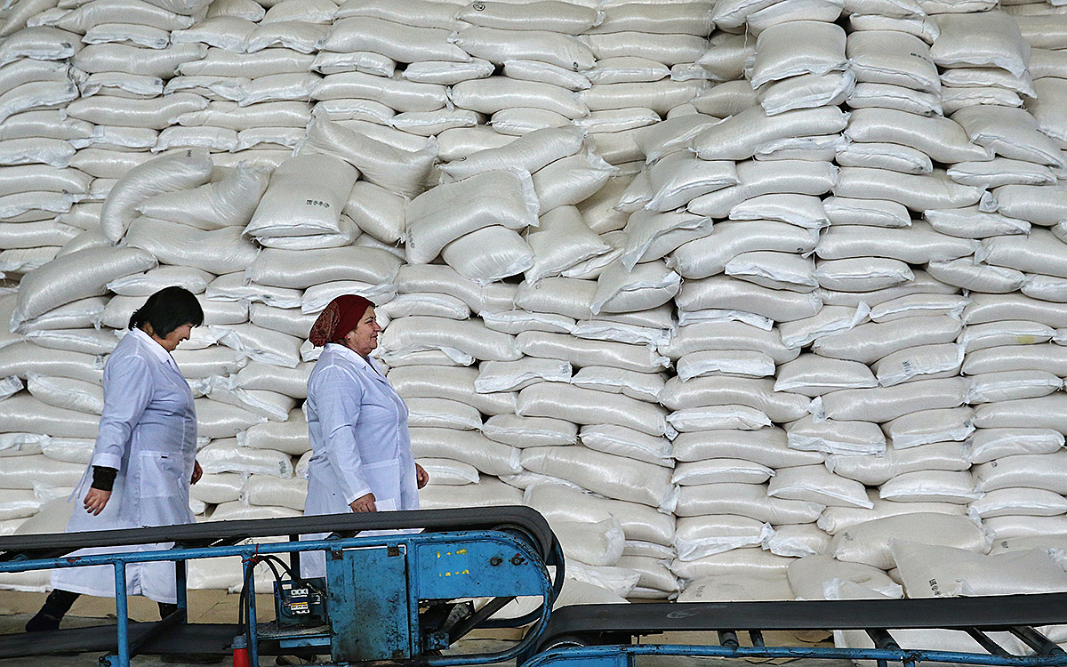 В РФ сформируют неснижаемый запас зерна и сахара