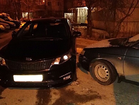 На улице Кижеватова в Пензе автохам «запер» чужую машину