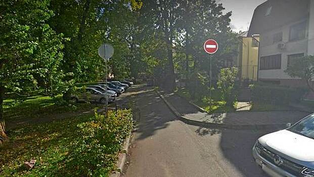 Два «кирпича» в метре друг от друга: в центре Калининграда нашли способ закрыть двор для транзитного транспорта
