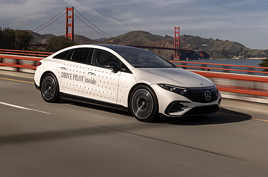 Владельцам Mercedes-Benz разрешили ездить на автопилоте, не держась за руль