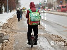 Депутаты предложили запретить курьерам ездить по тротуарам на самокатах и электровелосипедах