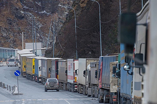 В очереди на Военно-Грузинской дороге скопилось более 2 тыс. большегрузов