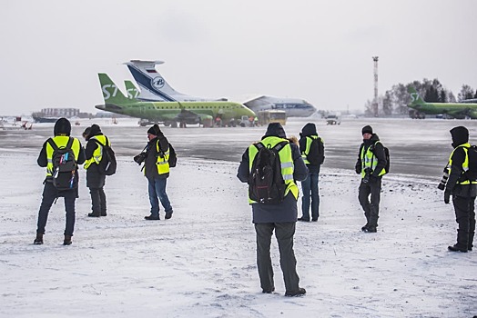 Новосибирский аэропорт пустил на лётное поле 15 фотографов: что они успели снять