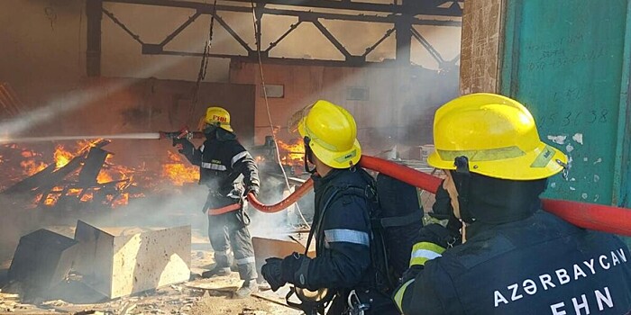 Мебельный цех загорелся в Баку после взрыва