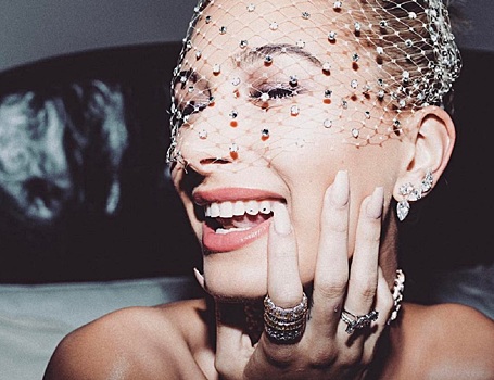 От естественного минимализма до «орлиных когтей»: какой маникюр предпочитают Хадид, Болдуин и другие звезды