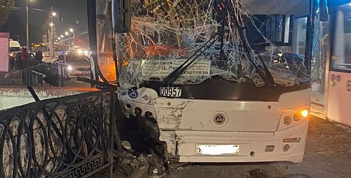 Глава администрации Ростова взял на контроль ситуацию с пострадавшими в ДТП с автобусом