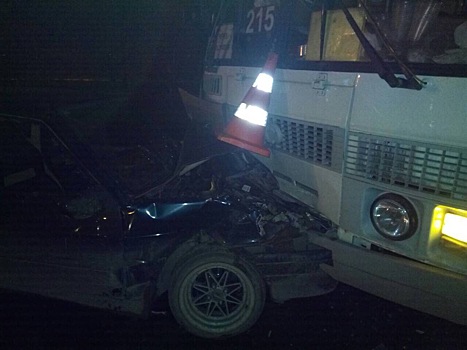 В Самаре водитель Lada попал в больницу после лобового столкновения с ПАЗ