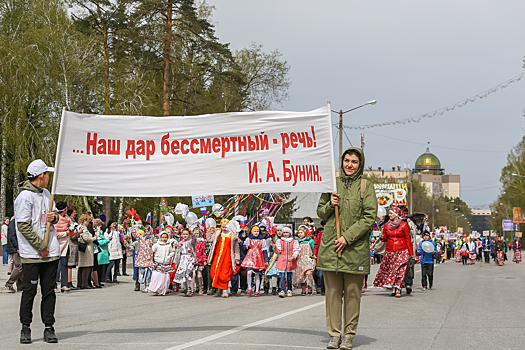 За Кирилла и Мефодия: тысяча жителей Академгородка вышла на Ильича ради грамотности и культурности