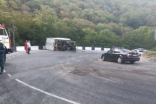 В Сочи после ДТП с большегрузом на федеральную трассу вылилось топливо