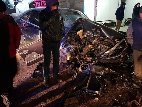 Авто выкинуло на остановку — фото с места жуткого ДТП в Бишкеке