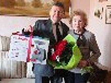 Начальник УФСИН России по г. Санкт-Петербургу и Ленинградской области Игорь Потапенко поздравил мать Героя России Галину Сиразетдинову с днем рождения