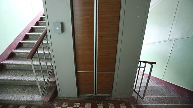 В Москве в жилом доме упал лифт и придавил  мужчину