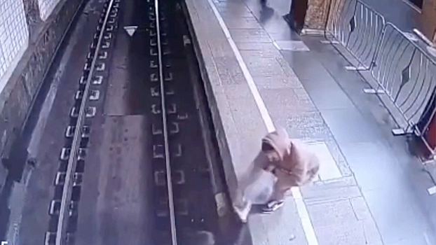 Москвич спрыгнул на пути в метро за упавшими наушниками