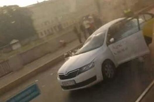 Скончался второй пассажир такси, водитель которого врезался в фуру в Петербурге
