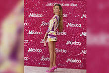 Актриса Марго Робби в мини-платье снялась на премьере в Мексике