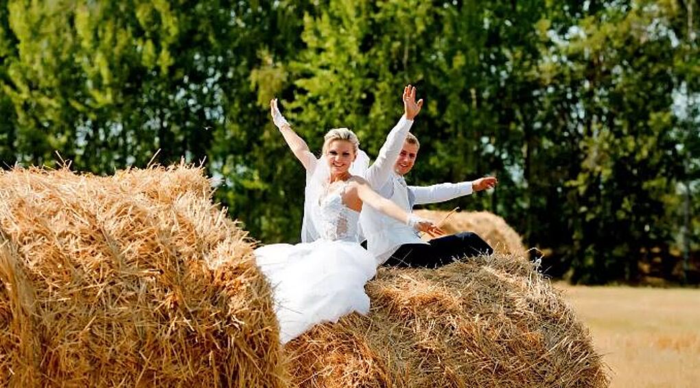 Фотосессия на сеновале, тоже одна из излюбленных тем на сельских свадьбах.