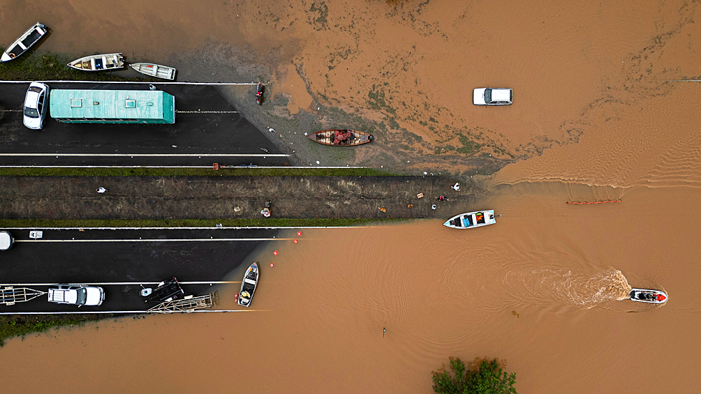 Наводнение, вызванное разливом реки Жакуи в Прайя-де-Пакета, в столичном районе Порту-Алегри